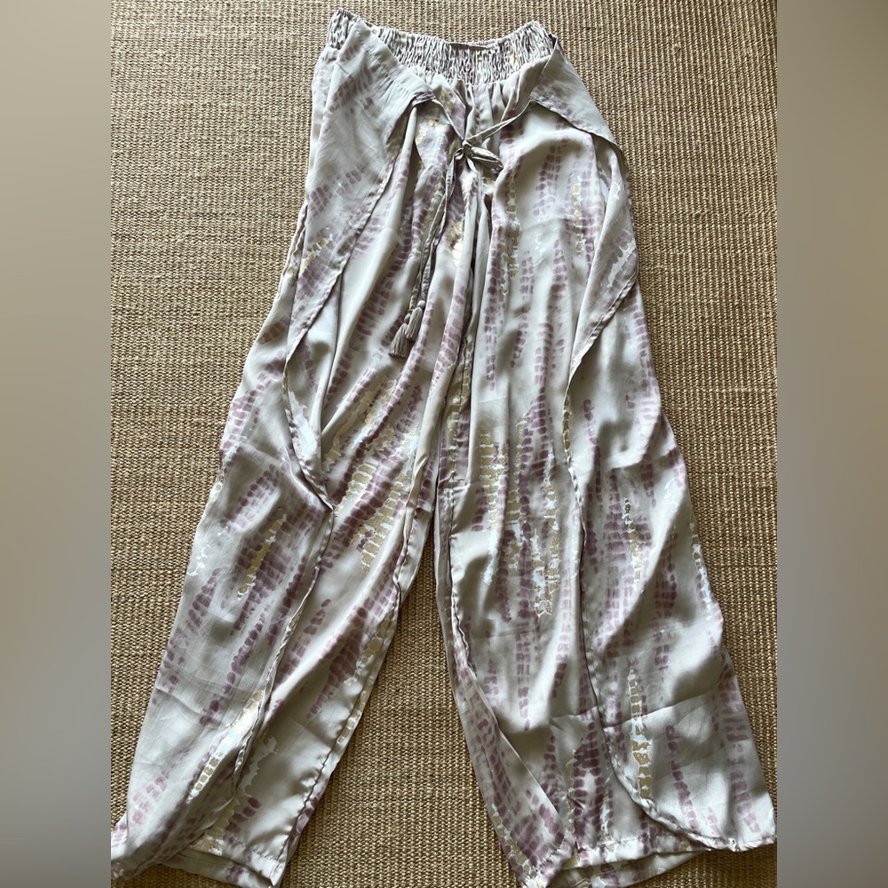NWT! Med. Neutral tan white shiny gold accent flowy pants. Panels. Boutique!